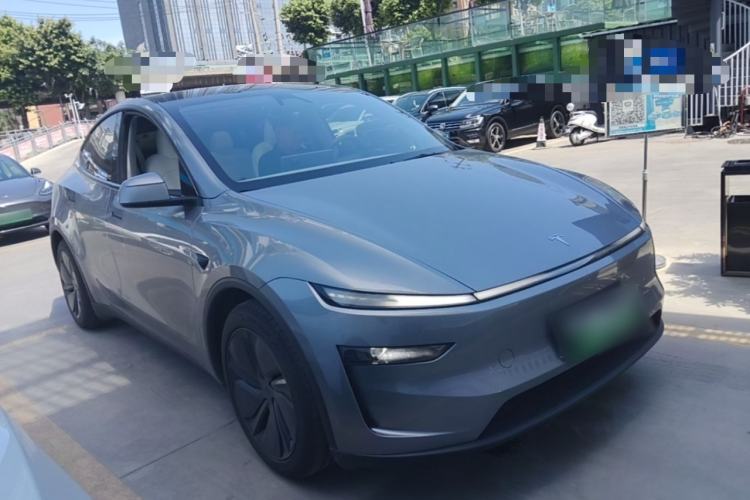 Tesla Model Y 2025 — 3
