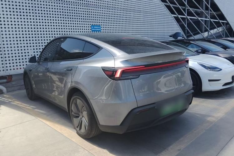 Tesla Model Y 2025 — 4