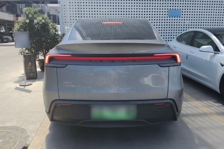 Tesla Model Y 2025 — 5