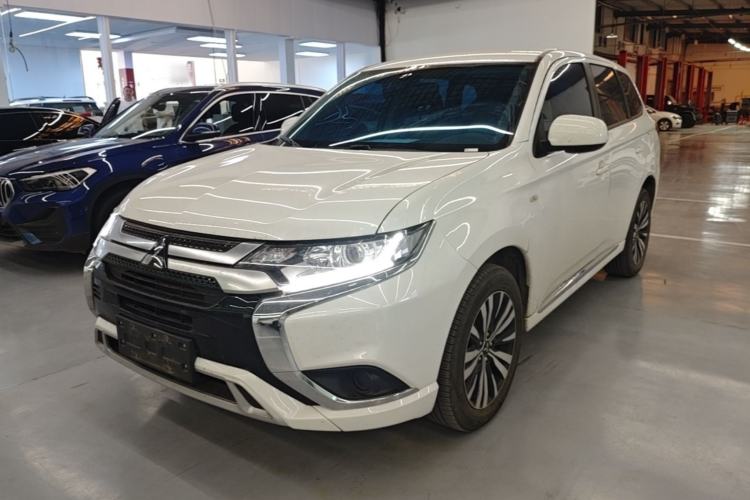 Mitsubishi Outlander 2021 — фото 1