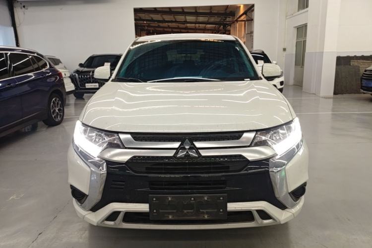 Mitsubishi Outlander 2021 — фото 2