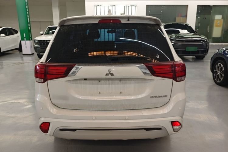 Mitsubishi Outlander 2021 — фото 5