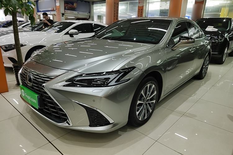 Lexus es 2025 — фото 1