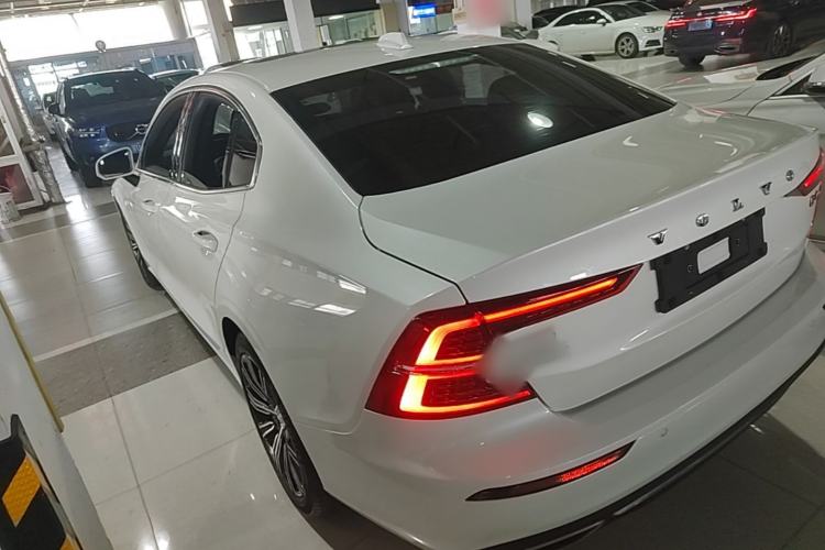 Volvo S60 2022 — 4
