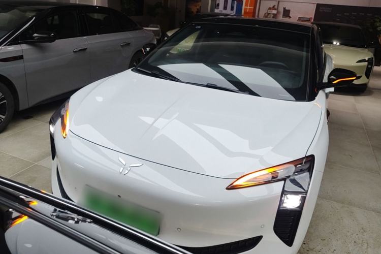 Hongqi EH7 2024 — 2