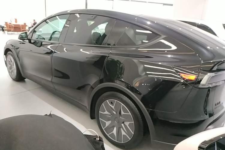 Tesla Model Y L 2025 — 4