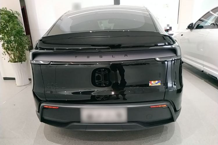 Tesla Model Y L 2025 — 5