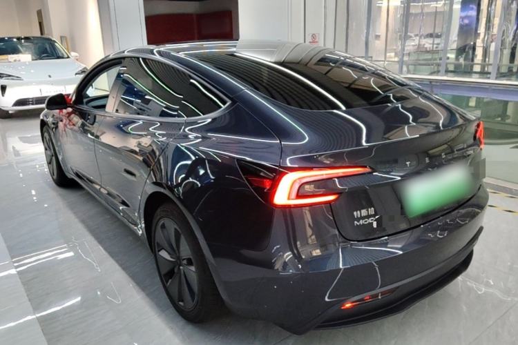 Tesla Model 3 2025 — 4