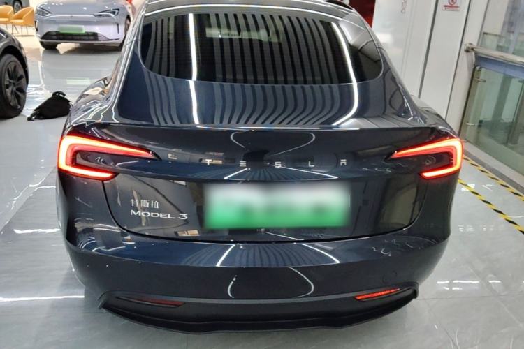 Tesla Model 3 2025 — 5