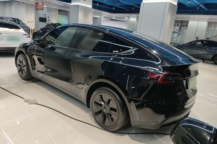 Tesla Model Y 2023 — 4