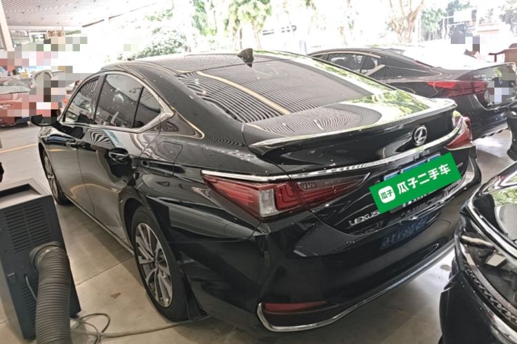 Lexus ES 200 2023 — 4