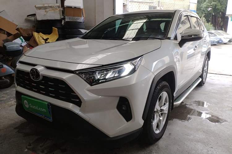 Toyota RAV4 2023 — фото 1