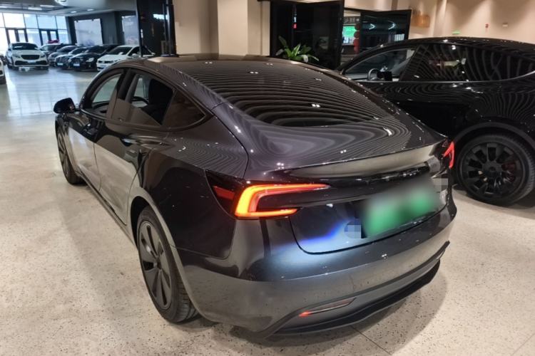 Tesla Model 3 2025 — 4
