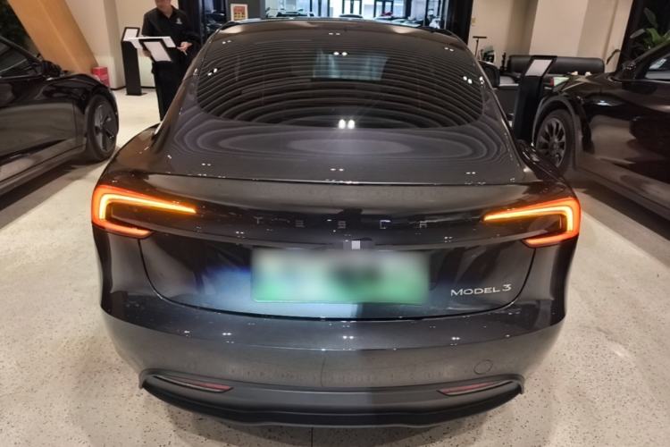 Tesla Model 3 2025 — 5