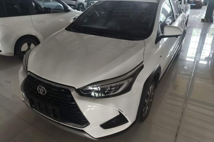 Toyota Yaris 2022 — фото 1