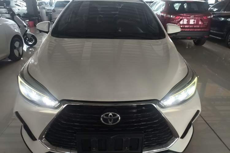 Toyota Yaris 2022 — фото 2