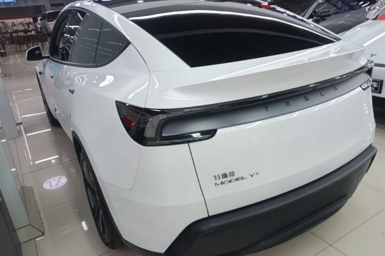 Tesla Model Y 2025 — фото 4