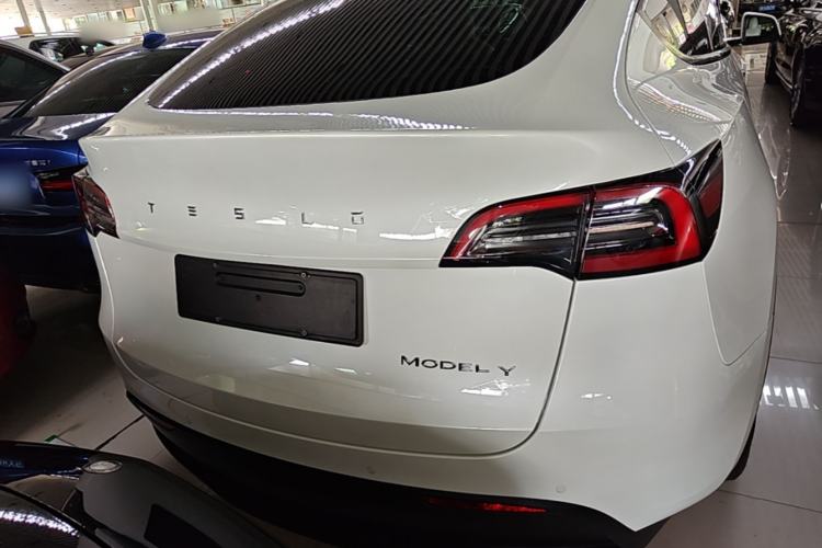 Tesla Model Y 2023 — 5