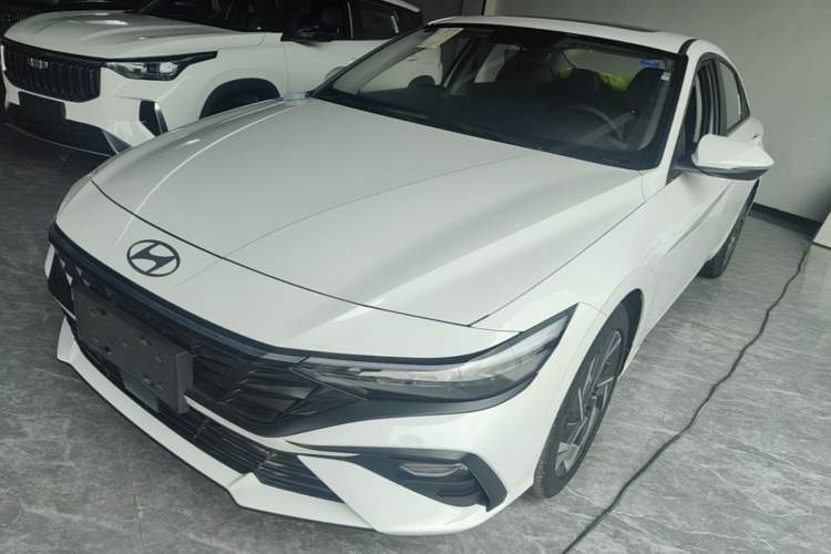 Hyundai Elantra 2023 — фото 1