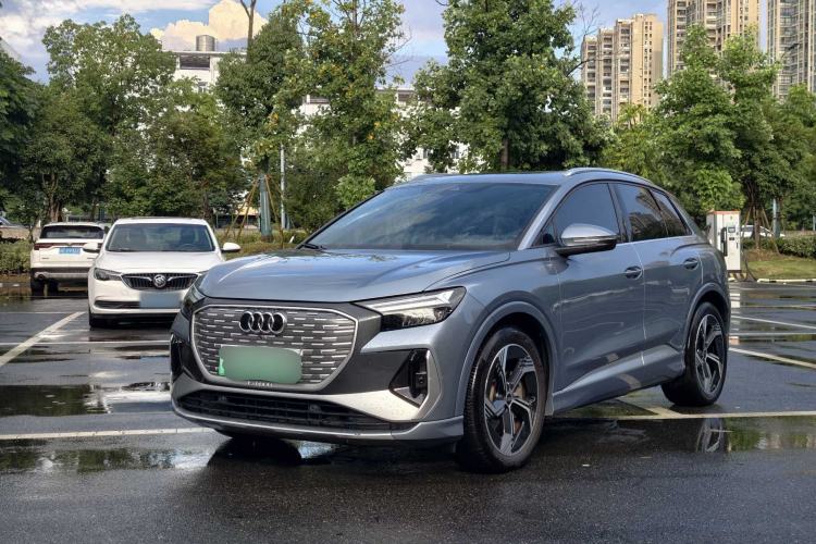 Audi Q4 e-tron 2023 — фото 1