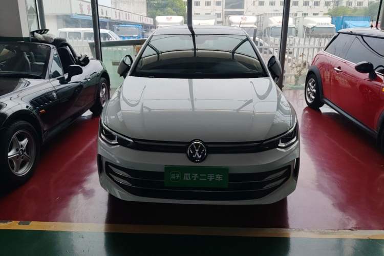Volkswagen Golf 2025 — 2