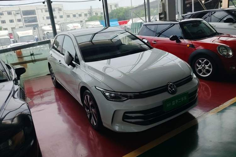 Volkswagen Golf 2025 — 3