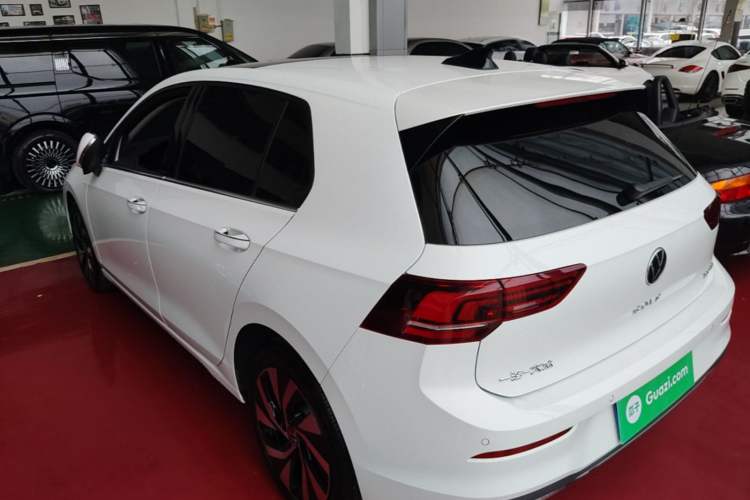 Volkswagen Golf 2025 — 4