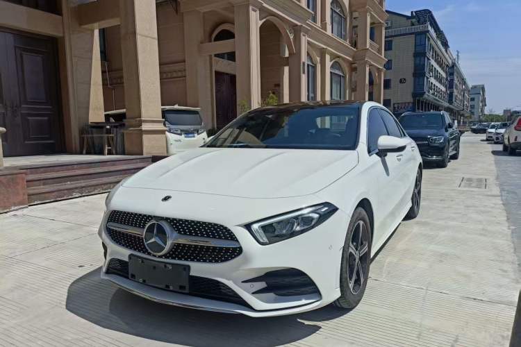 Mercedes-Benz A 200 L 2022 — фото 1