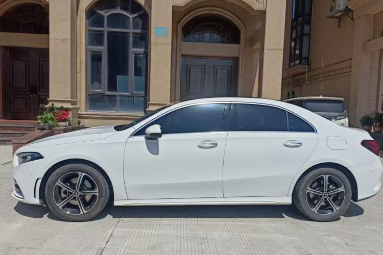 Mercedes-Benz A 200 L 2022 — фото 4