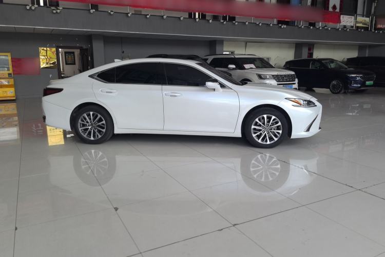 Lexus ES 200 2023 — 5