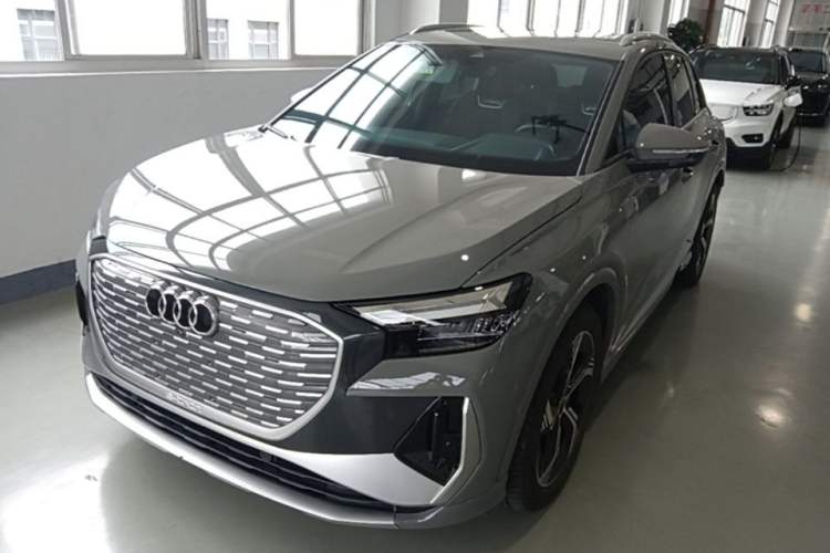 Audi Q4 e-tron 2023 — фото 1