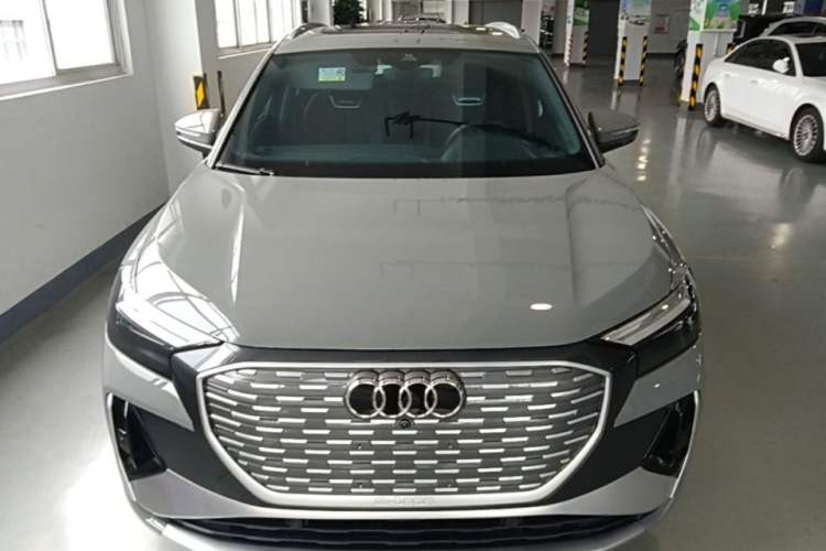 Audi Q4 e-tron 2023 — фото 2