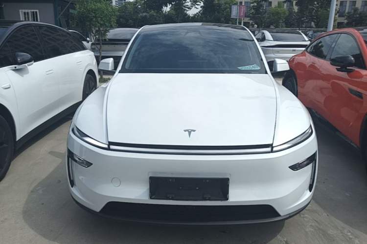 Tesla Model Y 2025 — 2