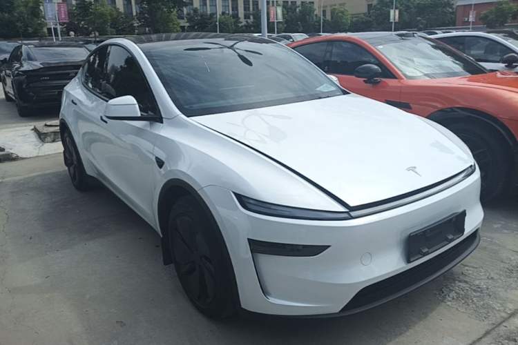 Tesla Model Y 2025 — 3