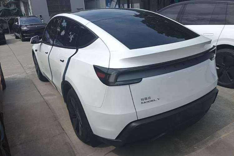 Tesla Model Y 2025 — 4