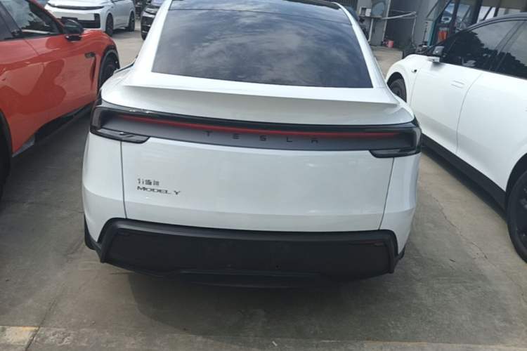 Tesla Model Y 2025 — 5