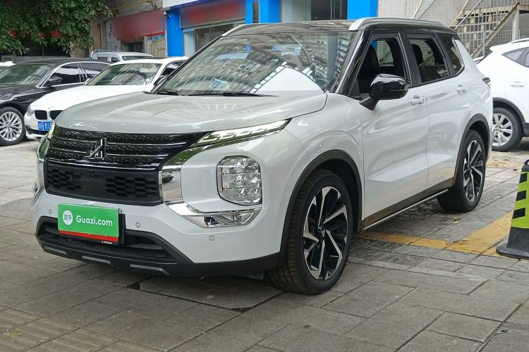 Mitsubishi Outlander 2023 — фото 1