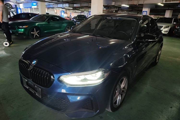 BMW 120i 2022 — фото 1