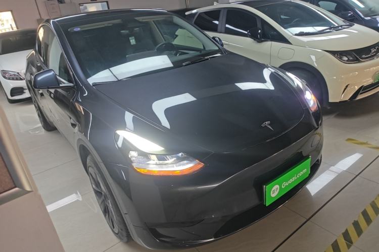 Tesla Model Y 2024 — 3