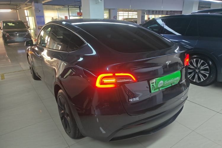Tesla Model Y 2024 — 4