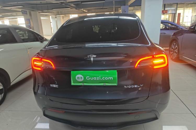 Tesla Model Y 2024 — 5