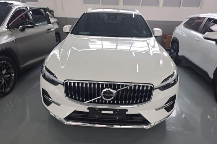 Volvo XC60 2022 — фото 2