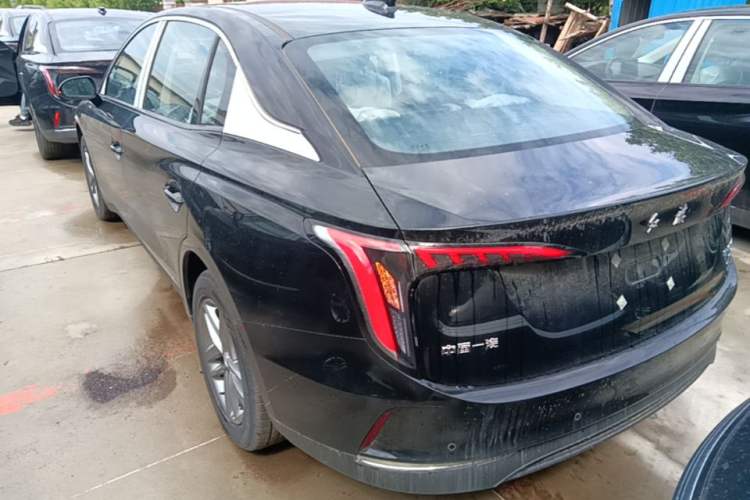 Hongqi E-QM5 2025 — 4