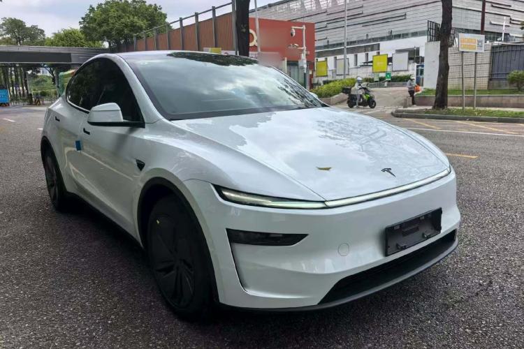 Tesla Model Y 2026 — 3