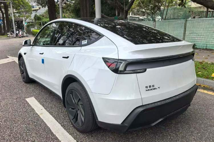 Tesla Model Y 2026 — 4