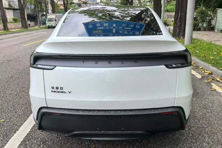 Tesla Model Y 2026 — 5