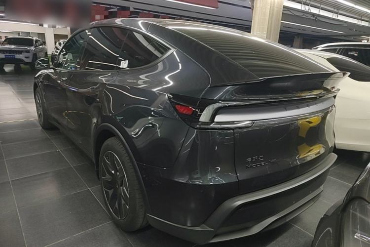 Tesla Model Y L 2025 — 4
