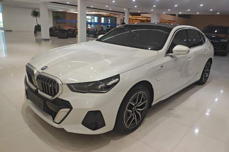 BMW i5 2024 — фото 1