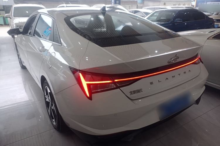 Hyundai Elantra 2022 — 4