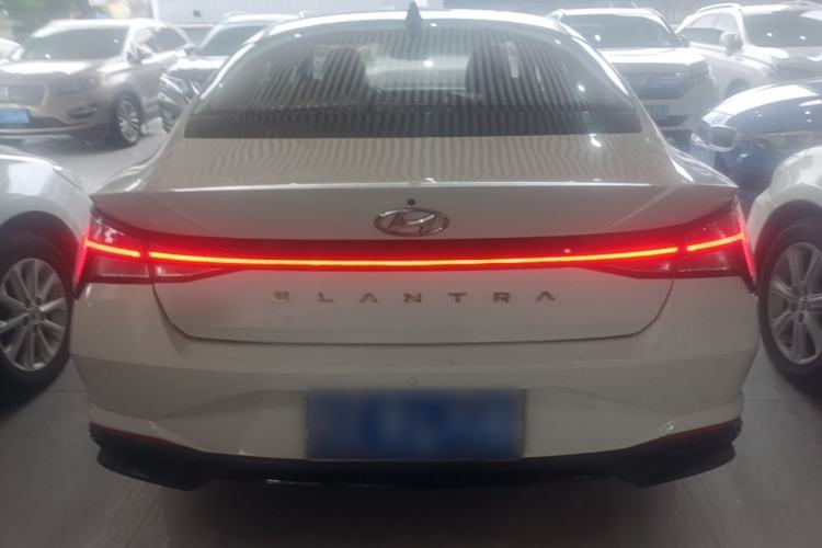 Hyundai Elantra 2022 — 5